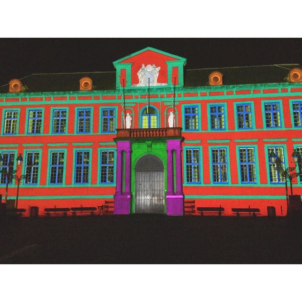 Kaihns's tweet photo. Light in bruges #bruges #nophotoshop #night #lightart https://t.co/qKsnYjWWvh https://t.co/WTj1O726Av