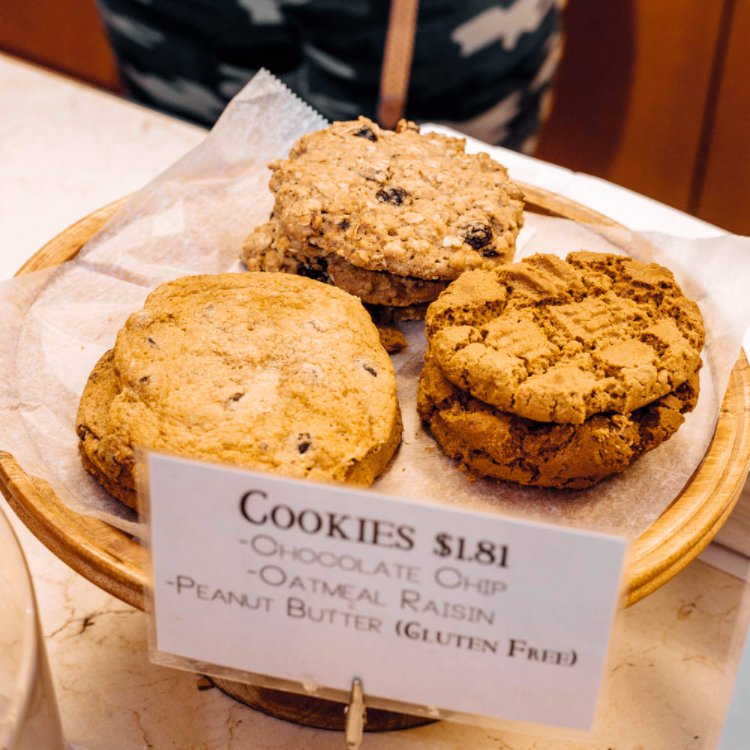 DCFlyingFish's tweet photo. Keep your friends close, and your cookies closer. https://t.co/Uh3IcuiCFf
