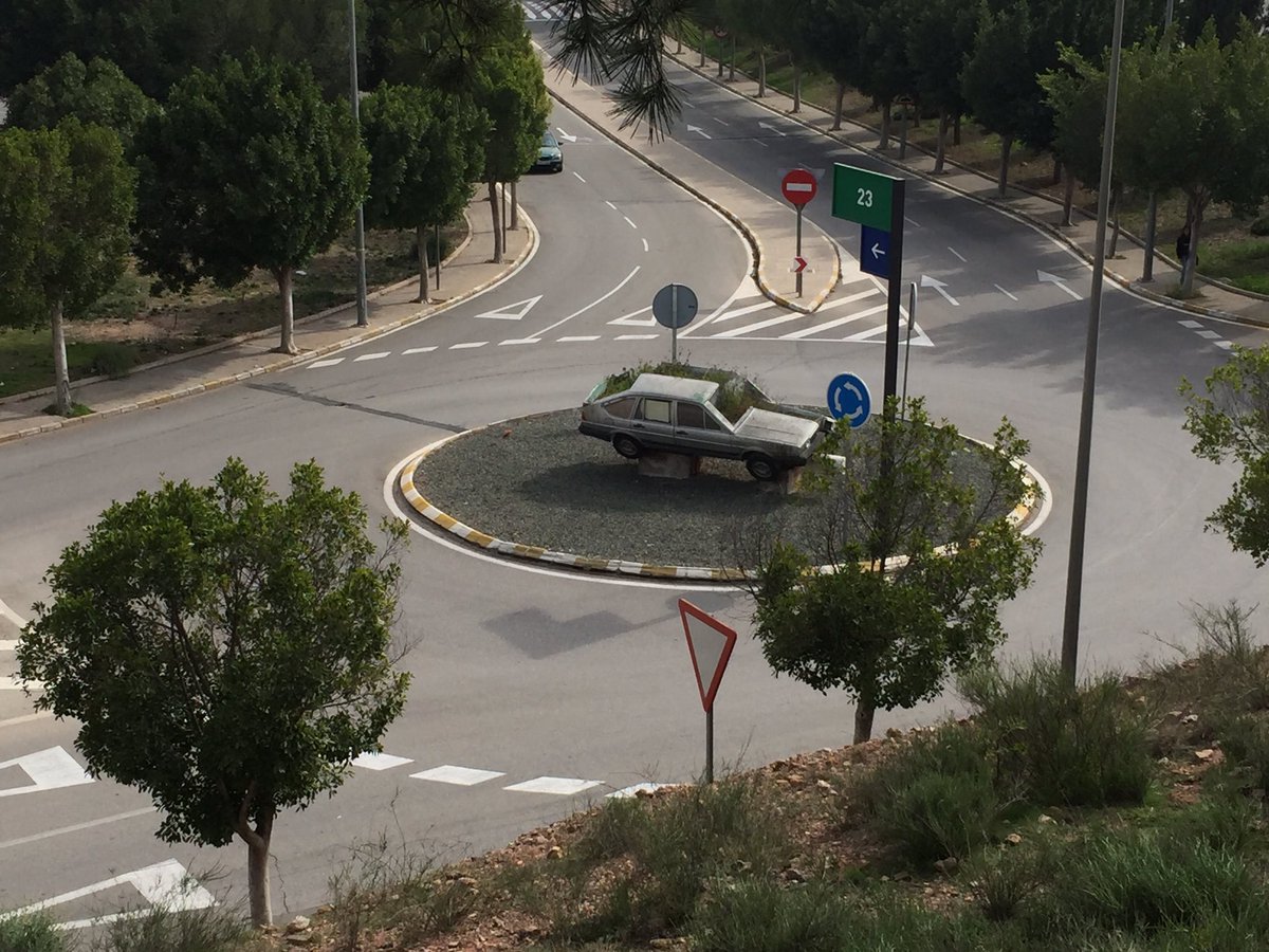 AlexiaSalasG's tweet photo. Otra muestra sin igual de rotondismo murciano. Junto al Parque Científico. #sinpalabras #rotondasfeas #chatarraartistica https://t.co/vX8bSVj3wa