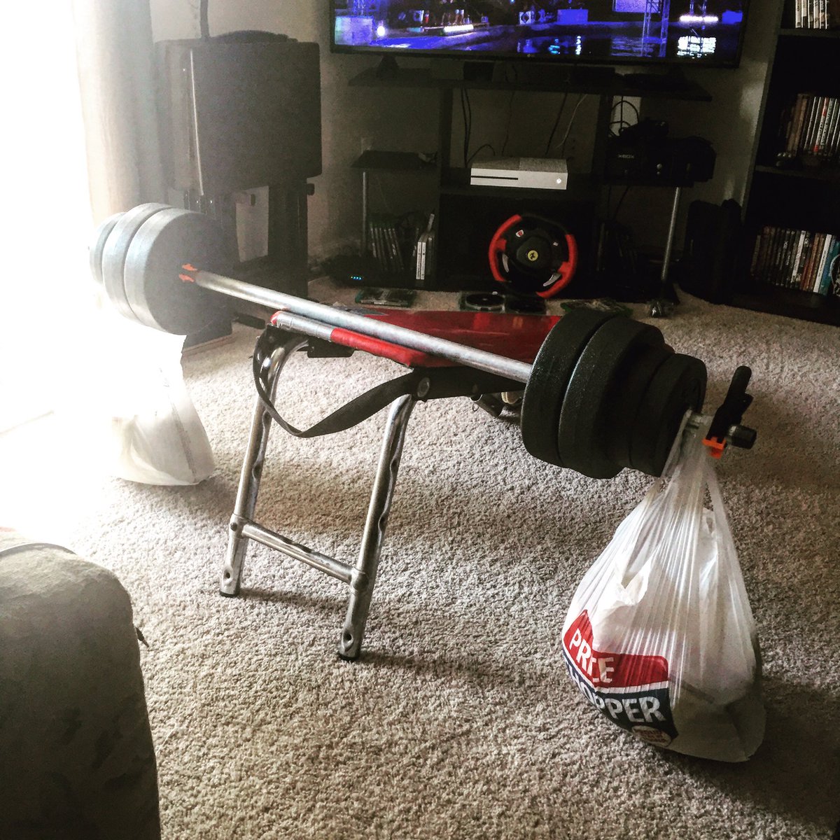 iamMilesBlack's tweet image. When you&apos;re too cheap to go to a gym, or buy heavier weights. #riceworks #workouthack #budgetgym #dontcare