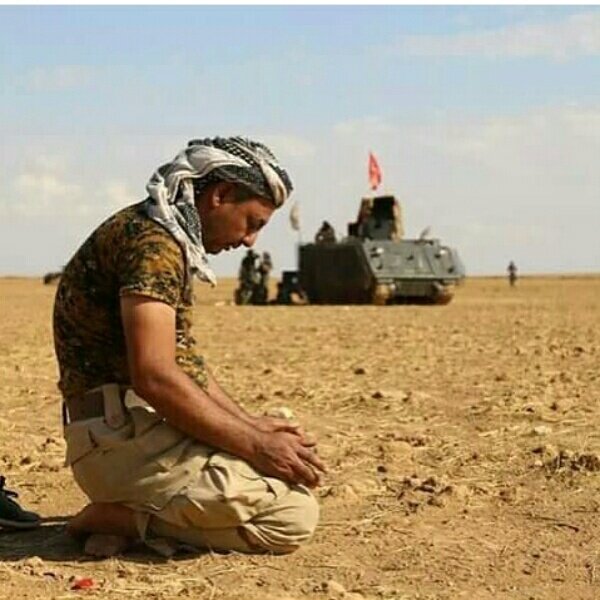 #ولقد_نصركم_الله_بالحشد
يتلو ايات الحب عبادة وترتيلا ليفوح شذى الجهاد من هامته
#حشدنا_تراتيل_فاطميه
#نحن_لا_ننكسر