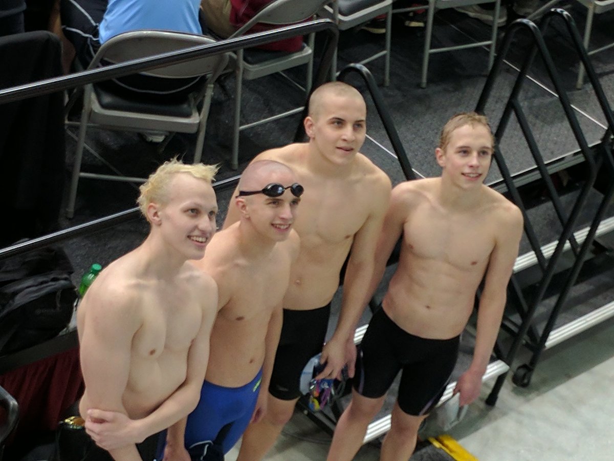 dsceasar's tweet photo. DCL BOYS ADVANCE IN THE 400 RELAY. AWESOME. #GOLITCH https://t.co/m8y6OOzioA