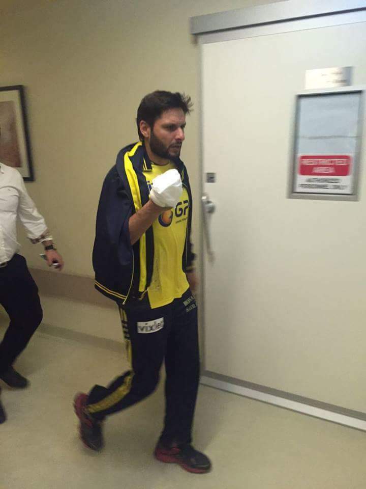 Axadkhan007's tweet photo. 12 😭 stiches in Lala Hand @thePSLt20  @saniaafridi10 @JAfridi10  @SAfridiOfficial pry 4 lala https://t.co/BcsgPY7mpQ
