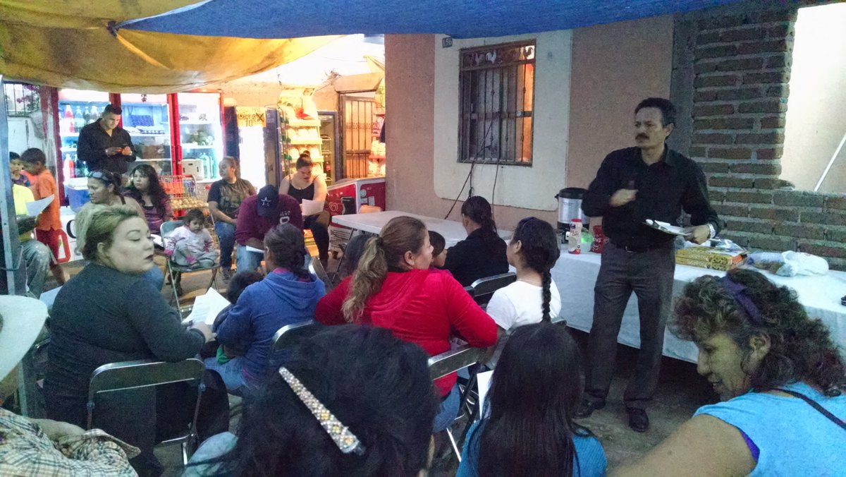 Cadena_Sonora's tweet photo. Nos reunimos con vecinos de la col. Real de Minas, en #HMO. Definimos áreas prioritarias. Modernización de alumbrado público. @HermosilloGob https://t.co/hwcwP5oPPx