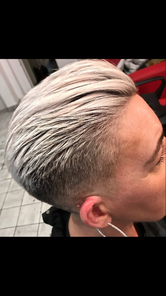 barber_oli_esp's tweet photo. Enjoyed doing this cut today. #zerofade #silver #partingline #quiff #barber 💈✂️ https://t.co/WgZTcN2VNg