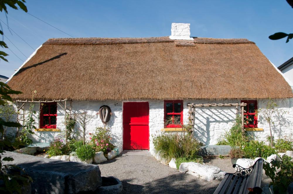 CladdaghCrafts's tweet photo. @edsheeran Katie's cottage in the Claddagh,galway would make a perfect location for your Galway girl video! Irish dancers and all https://t.co/4agGo2mWSh