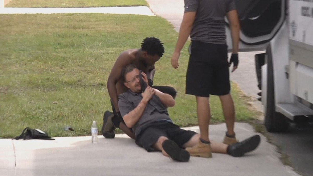 Driver of moving truck shot in face after honking at red-light runner bit.ly/2lnphI8 https://t.co/jqWAekUmmn