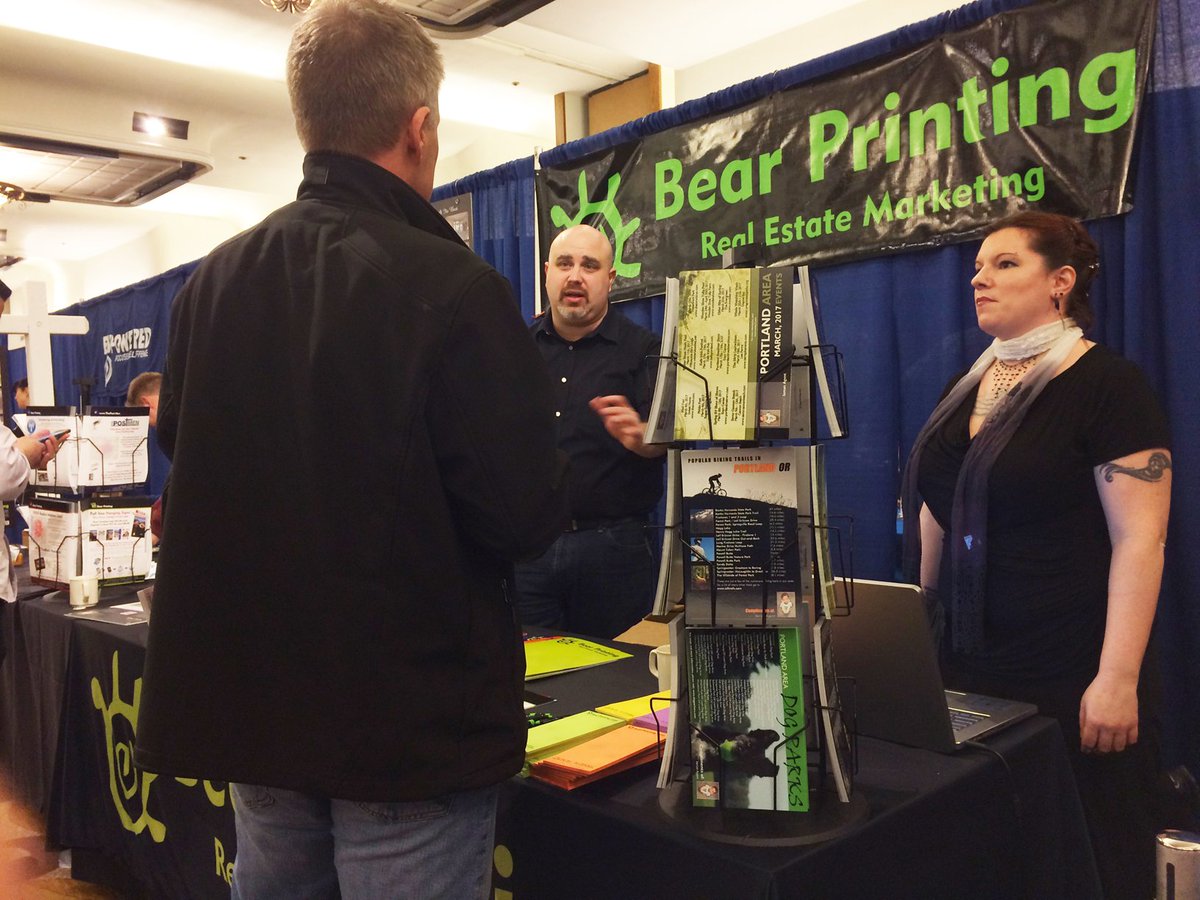 RMLSweb's tweet photo. Bear Printing consults with a subscriber inside the trade fair hall. #RMLStf https://t.co/8FwEeknjGW