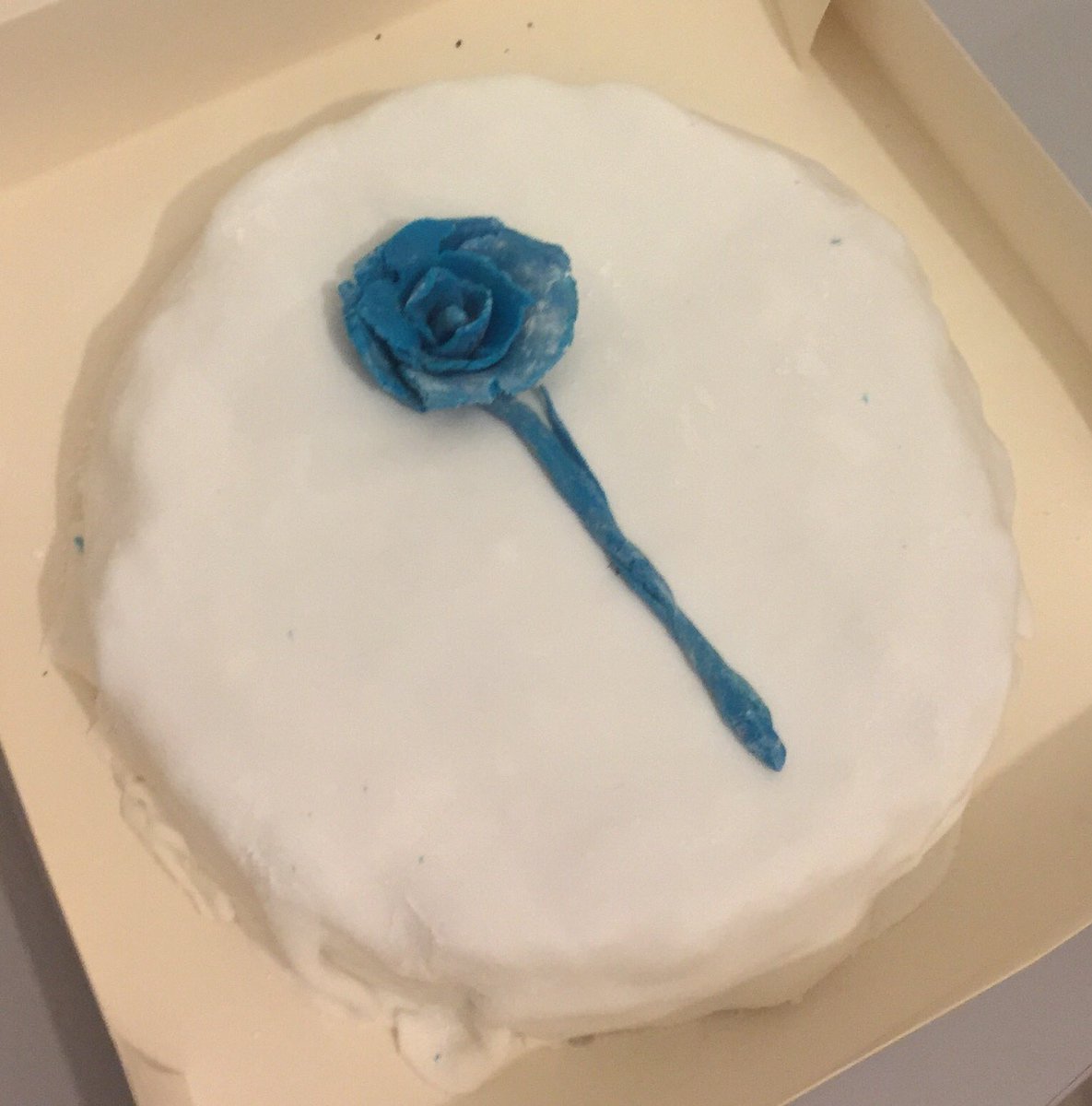 MathildeRobertM's tweet photo. Même au niveau des buffets, la fédération @FN38_officiel ne plaisante pas!
Gâteau pâtissier ac logo de @MLP_officiel
#RoseBleu #Marine2017 https://t.co/uvgh9P8p0P
