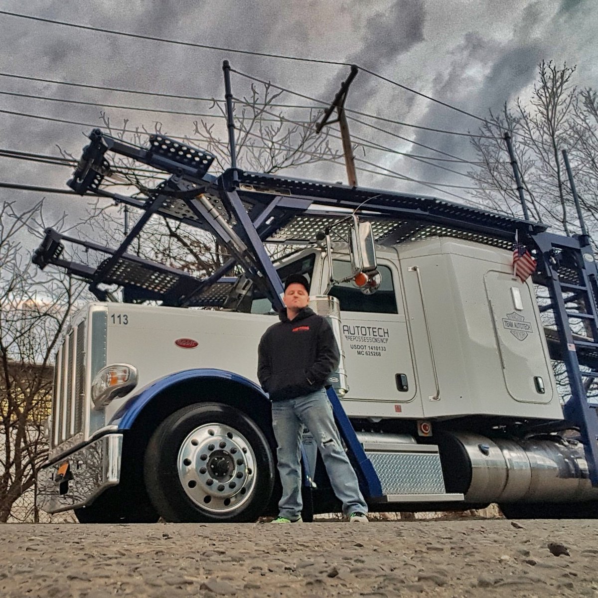 HotrigA's tweet photo. Standing tall...#wheels #shining and #HOTRIG on my back ⛟⛟⛟ ready for the #weekend https://t.co/ue5yKTfDIC