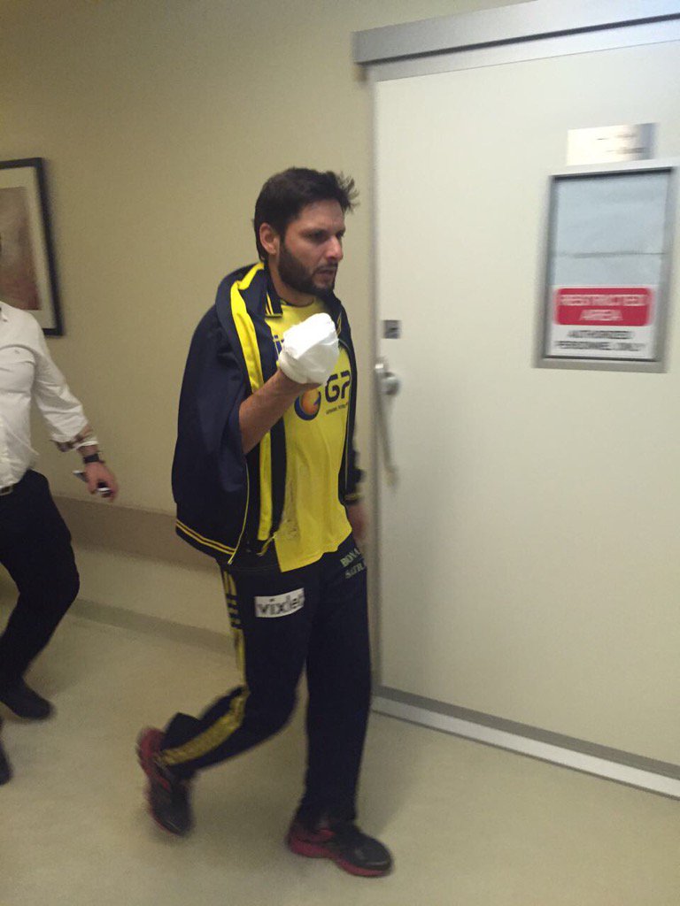mirzaiqbal80's tweet photo. Shahid Afridi has 12 stiches in hand while trying to take the catch of Polard,out of PSL final. https://t.co/4chWv1Fjru
