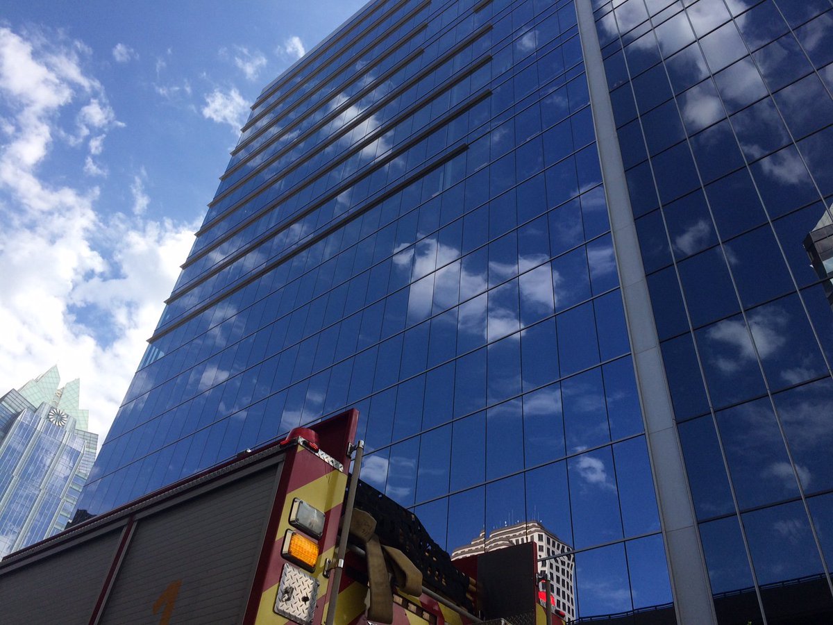 MyABJ's tweet photo. Large panels fell off this downtown Austin skyscraper Friday afternoon; no injuries reported https://t.co/GtNSFHVNc8 https://t.co/aJ9brtAoeh
