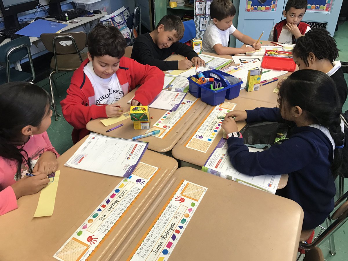 2ndGradeJKO's tweet image. #class202 is learning all about measurement! Today we made rulers to measure classroom objects. #2ndgrade #gomath 📏✏️