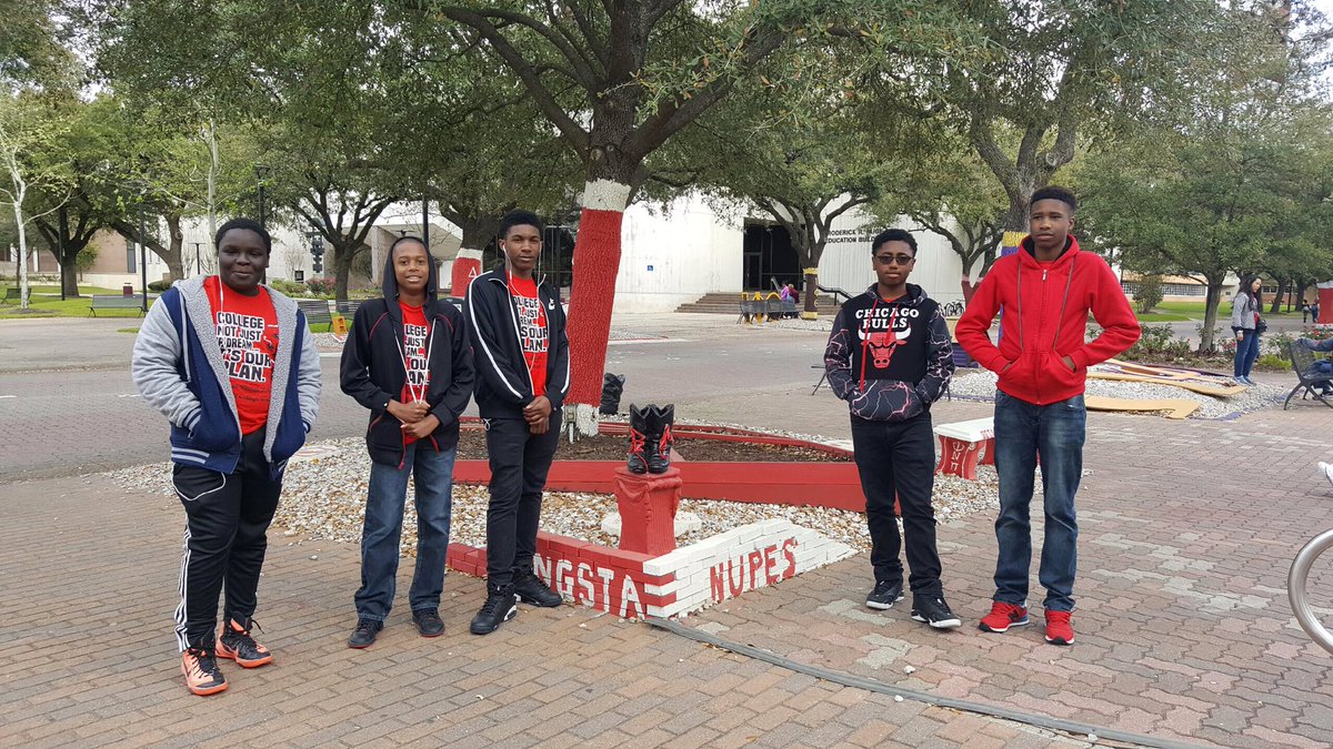 Mr_Miller1911's tweet image. My students were on the yard from @cedarhillisd ..they took a picture in front of the infamous tree! 👌🏾 #BetaUp #Spring96