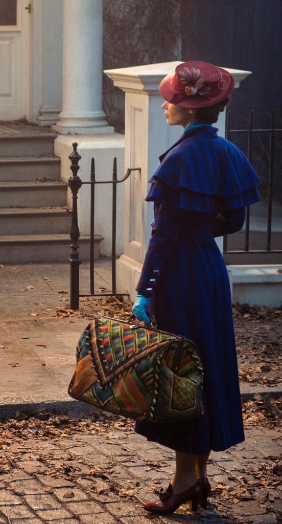 Disney's tweet photo. It'll be a jolly holiday when #MaryPoppinsReturns December 25, 2018. Here's a first look. 👜☂️👀✨ https://t.co/Q7EjhoXsox