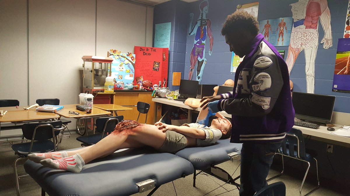HumbleSportsMed's tweet photo. Had an interesting lesson today on emergency assessment &amp; treatment. Thanks to theatre kids for making it real!@HumbleISD_CTE 
#notrealblood https://t.co/Dd9PJZgKfX