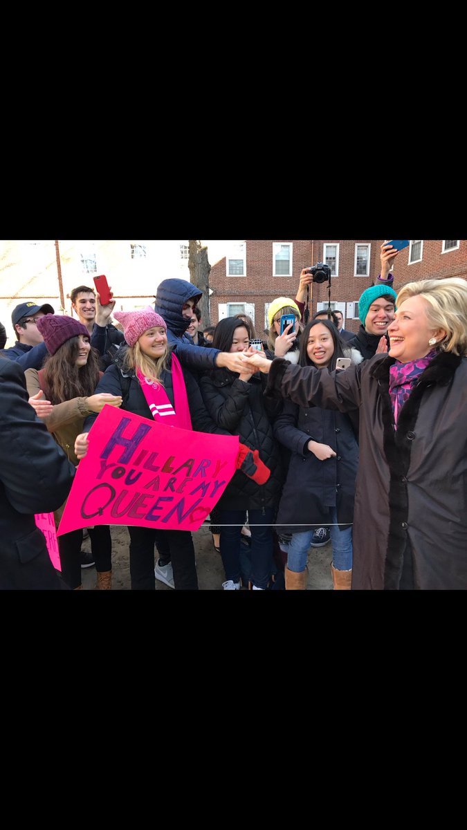 OregonWFTfan's tweet photo. Hey all my #WhatILearnedToday tweeters I know you all will love this pic! @DocThompsonShow @rc_kris
#HillarysNextJob Dem bundler!!!! https://t.co/B4VQKhfZFL
