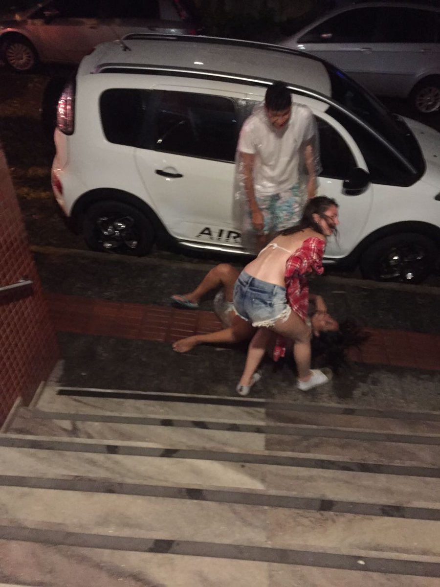 Luiz_Dancy_'s tweet photo. Quando Vs Tenta Ajudar  Sua Amiga Ee Percebe Que Vs Tmb Esta Bebada 😅😂😂👎 https://t.co/It3aO9dbz7
