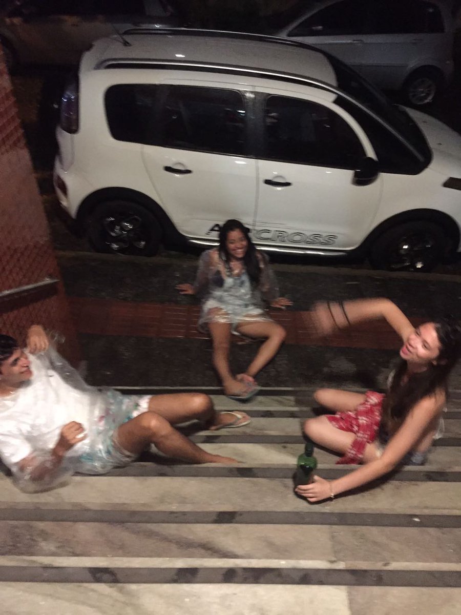 Luiz_Dancy_'s tweet photo. Quando Vs Tenta Ajudar  Sua Amiga Ee Percebe Que Vs Tmb Esta Bebada 😅😂😂👎 https://t.co/It3aO9dbz7