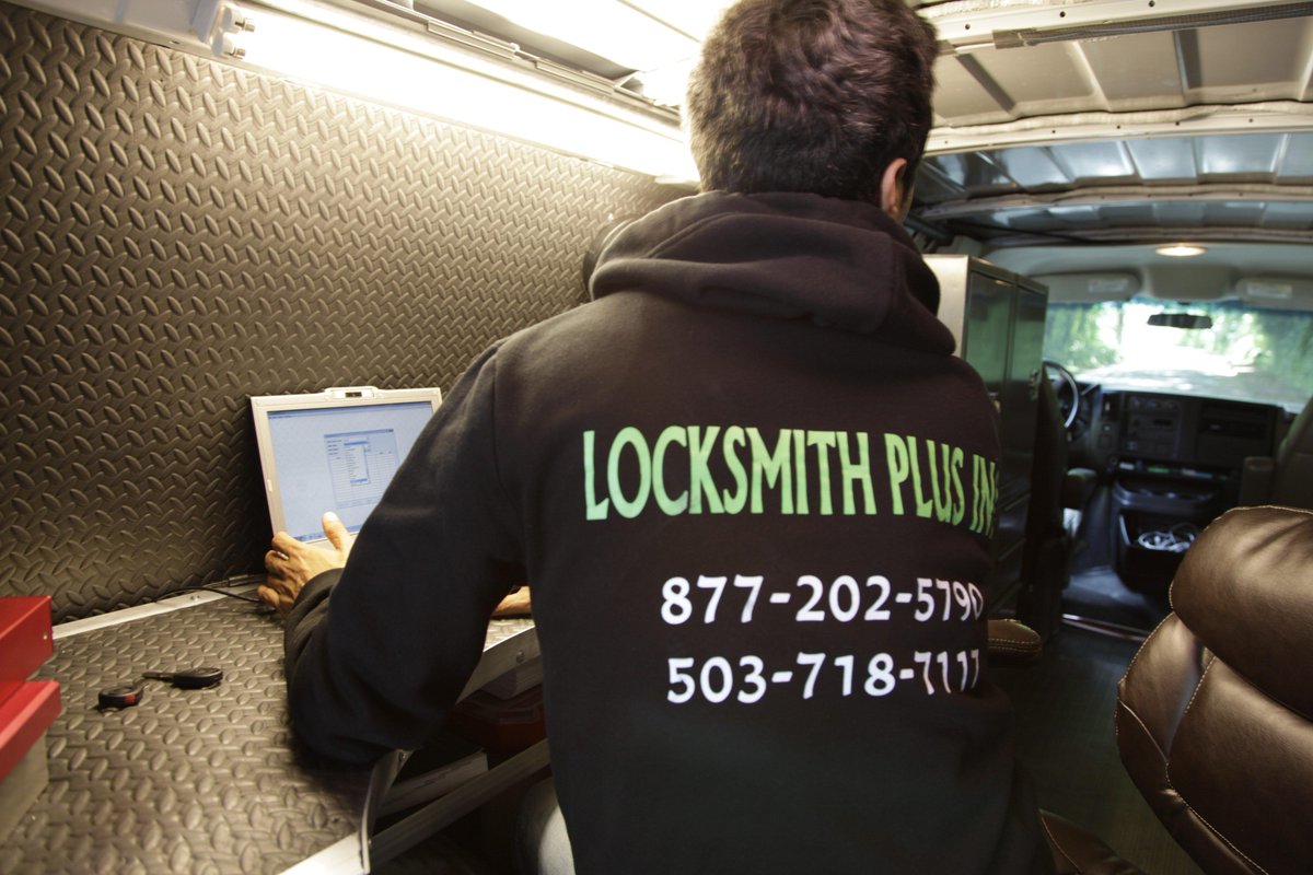LocksmithPlusOR's tweet photo. On our way to the @TimbersFC game in the van!! #Timbers #Timbersarmy #Timbersgame #pdxtraffic #TGIF #Locksmithportland https://t.co/SFVDIvxKuj