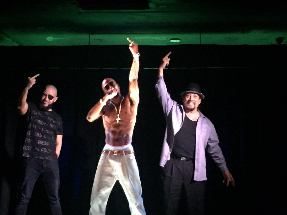 Me and a couple friends! https://t.co/fMKxFp1NfU