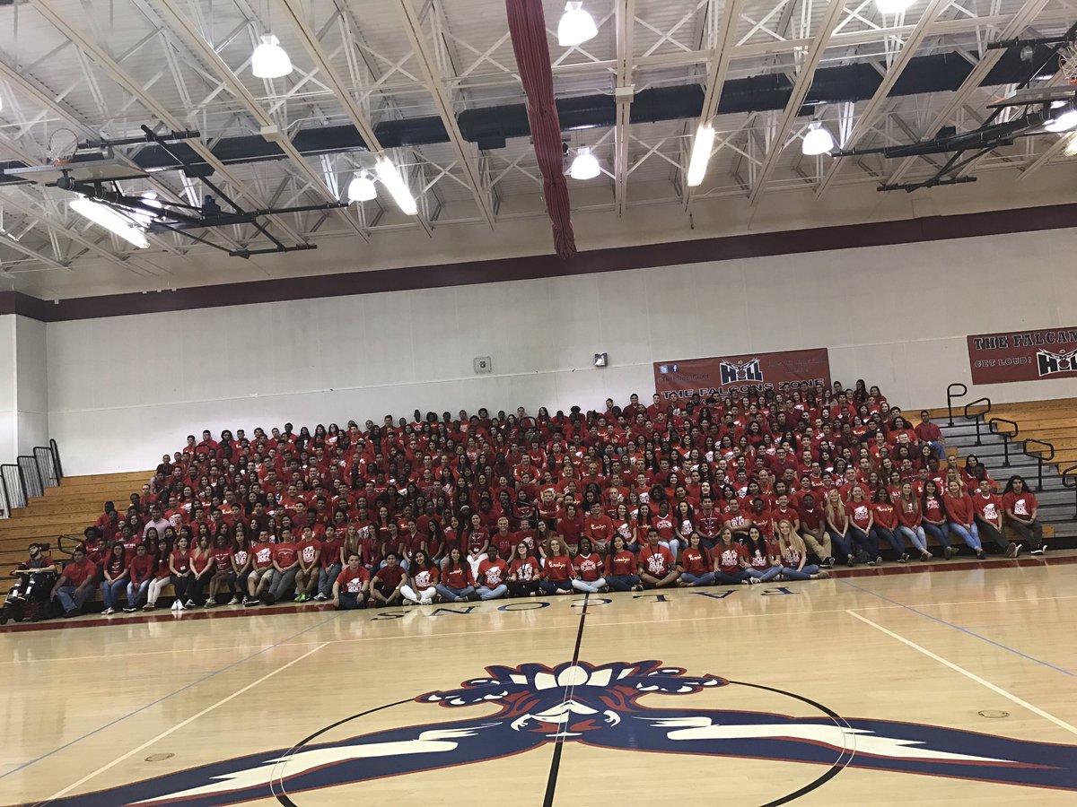 FHH_FalconFury's tweet photo. Is this the most good looking Senior #ClassOf2017, or what? #SeniorPano #SquadGoals πΈπβπ½ https://t.co/RSRK0yq3OJ