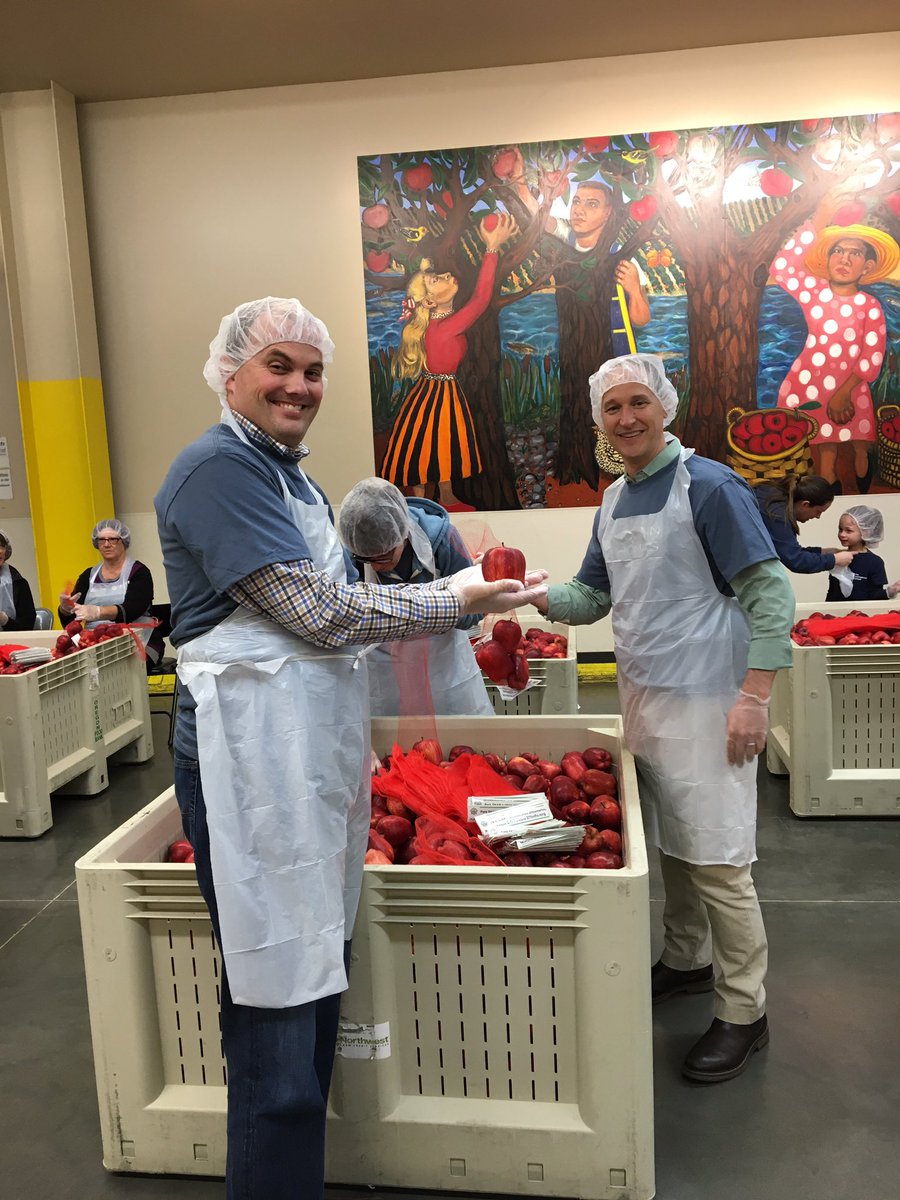QuinnThomasPR's tweet image. Got the team together today at @oregonfoodbank and helped package over 21,000 lbs. of apples 🍎🍎🍎