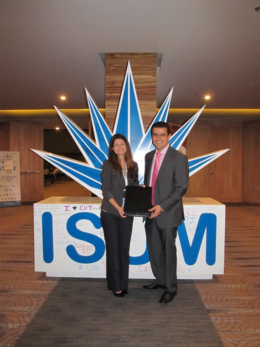ISUM_SC's tweet photo. La Dra. Zoe Cournia al termino de la Conferencia Magistral con el Dr. Luis Gutiérrez, CGTI @udg_oficial #ISUM2017 #SupercomputoMX https://t.co/XBPwKD2aoF