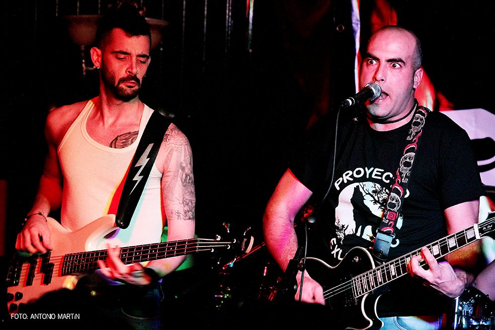 AntonioMartinH4's tweet photo. Muy animado estaba la Sala Barroco con los Pedrá tributeando a los Extremoduro.#TributoExtremoduro #SalaBarroco #Pedrá https://t.co/Jv0XBXJcZU