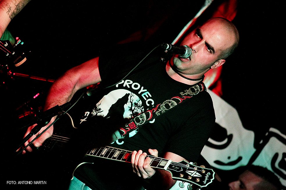 AntonioMartinH4's tweet photo. Muy animado estaba la Sala Barroco con los Pedrá tributeando a los Extremoduro.#TributoExtremoduro #SalaBarroco #Pedrá https://t.co/Jv0XBXJcZU