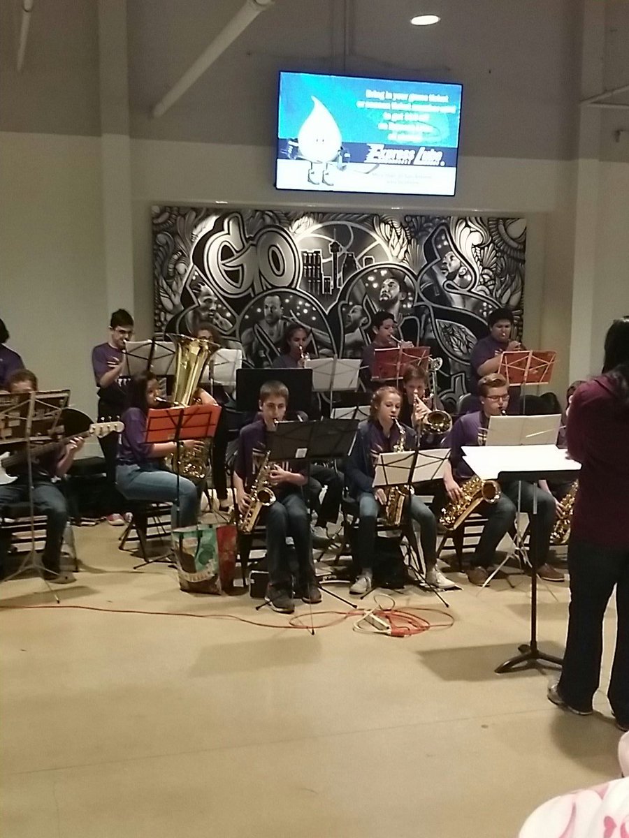 hobbyband's tweet photo. Hobby Jazz Band live at the AT&amp;T Center! https://t.co/ZgZh8RQ2qG
