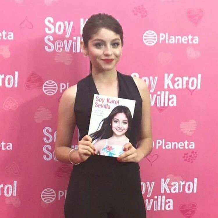 _arianaidola_'s tweet image. @karolsevilla estoy tan orgullosa de ti karol me encanta que siempre cumplas tu sueños te amo mi princesa❤❤❤