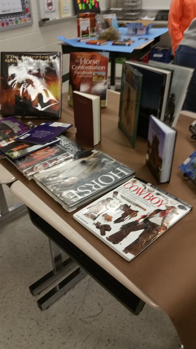 ShenaIvorylcps's tweet photo. Great bookfest @StoneHillMiddle tonight! @kanneclark @rhrimmel @EdChiLCPS @hogbackmtnpony https://t.co/7LyN5oenIZ