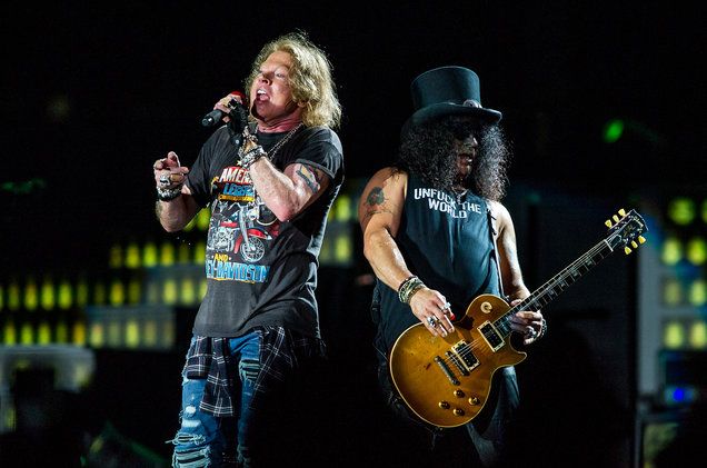 TheRockTronix's tweet photo. Watch #GunsNRoses get booed for forgetting the City they're playing In ---- #NoEncore --- https://t.co/NwErUfmJo4 https://t.co/p7rfDIOfiT