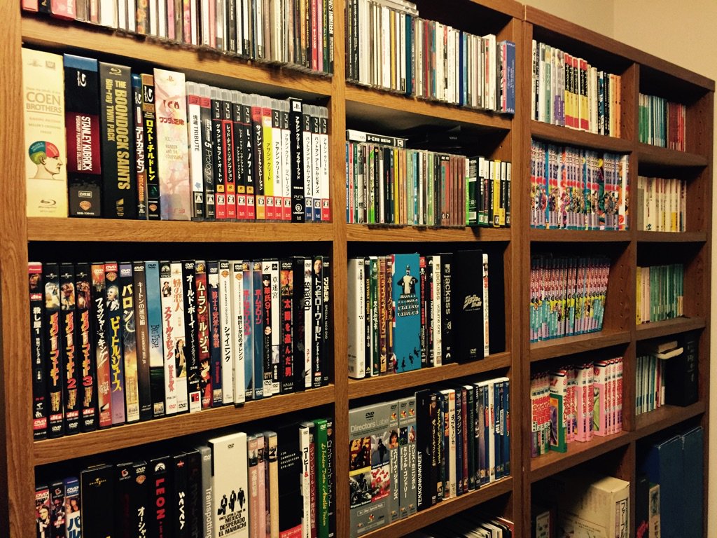 本棚晒す のタグが眼福だったので一年ぶりにうちの本棚も。仕事部屋の
