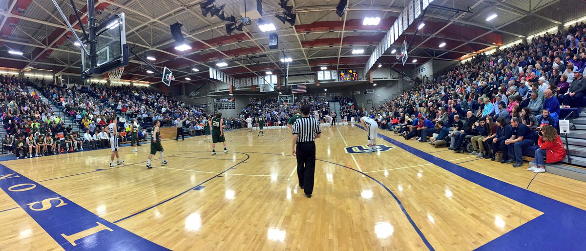 By far the loudest and most packed I've ever seen the GFH fieldhouse. CMR has climbed back in this. 28-235 w/ 1:29 left in 2Q. #mtscores