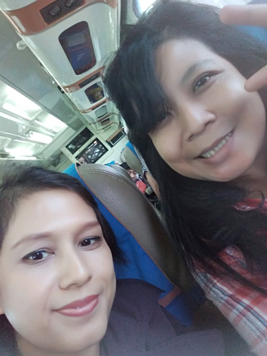 verakresna's tweet photo. Adik2 yg di cirebon, jam 2 siang kita keremuan ya di Gramedia Cipto Cirebon. MmuacH! https://t.co/LrVNyvp2sZ