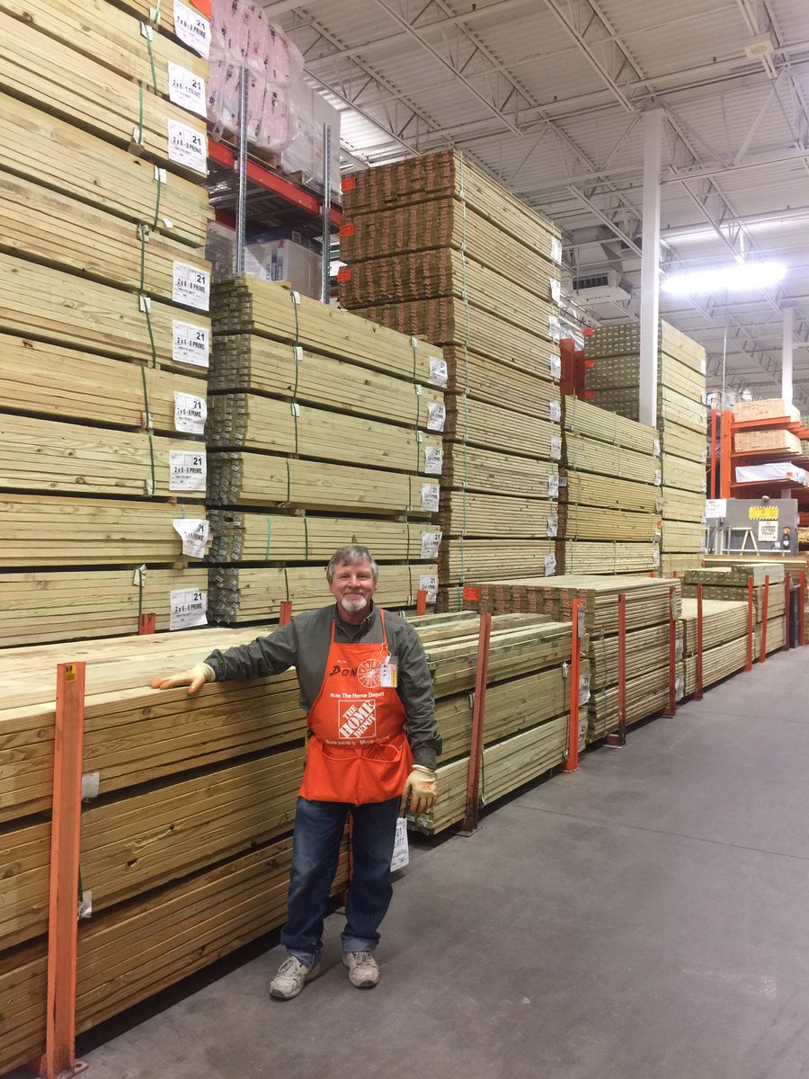 tajuana_b2736's tweet image. Now that&apos;s a nice bulk wall! #1 in the region in PT lumber sales 5 years straight! #prideinwork #presentation