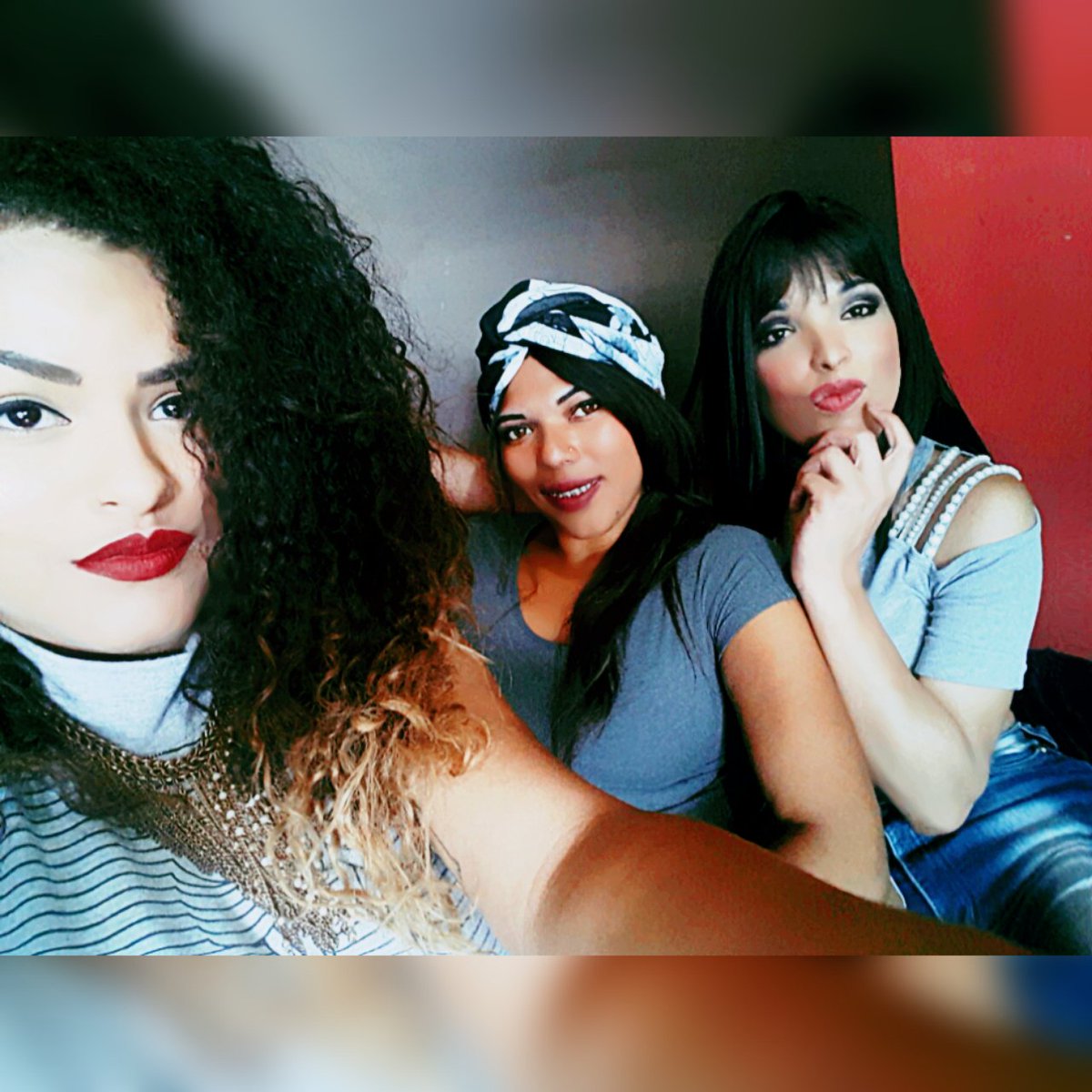 RevoladyBand's tweet photo. Hoje o dia foi cheio! Teve novo photoshoot… e inicio de gravações do clipe🎤🎤🎤✅🎵 https://t.co/YIh3crqhnE
