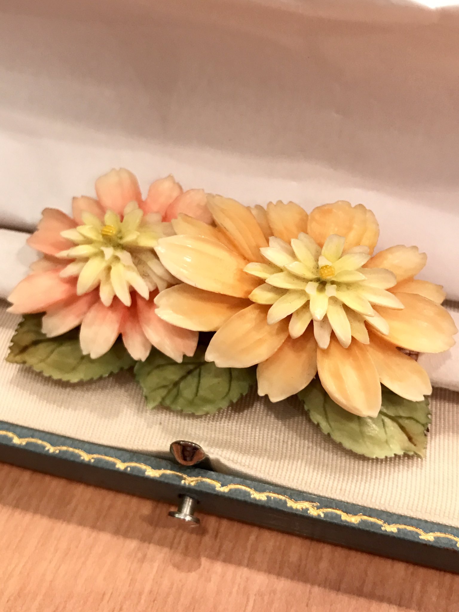 さと Twitterren 平和島骨董市で購入した彩色象牙の帯留 店のご主人と 何の花だろうなあ ダリアかなあ と首を捻ってたんですが 色が綺麗に残ってて可愛い T Co Yb3yrhwrrm Twitter さと Twitterren 平和島骨董市で購入した彩色象牙の帯留 店のご主人と 何の花だろうなあ ダリアかなあ と首を捻ってたんですが 色が綺麗に残ってて可愛い T Co Yb3yrhwrrm Twitter