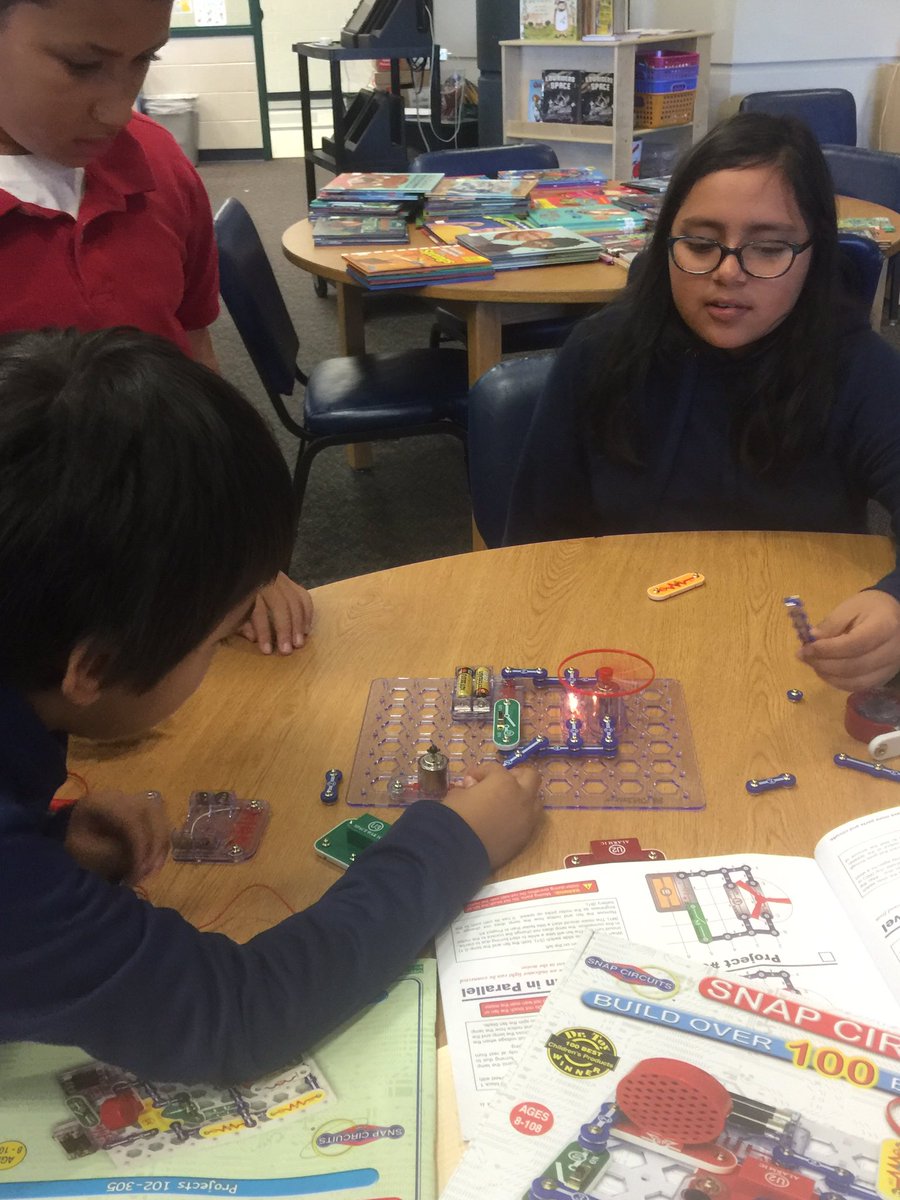 TigersinLibrary's tweet photo. Tigers ❤️ Snap Circuits https://t.co/t9SfkMg6e4