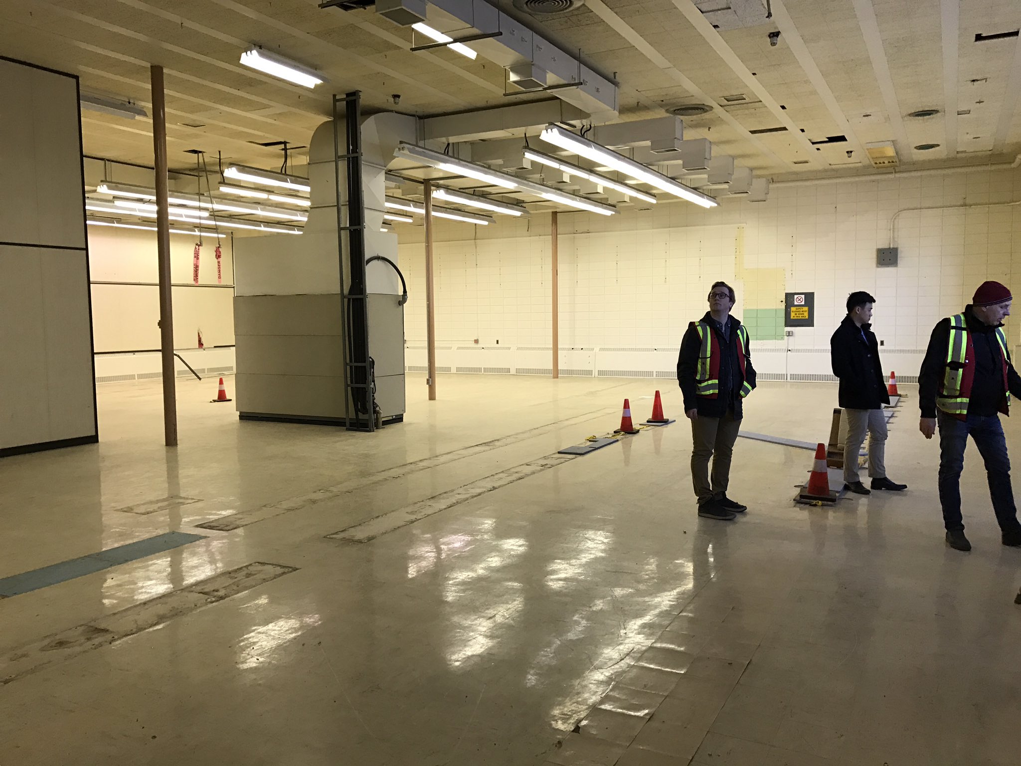 C6CnlDnUsAIdrLl.jpg:large