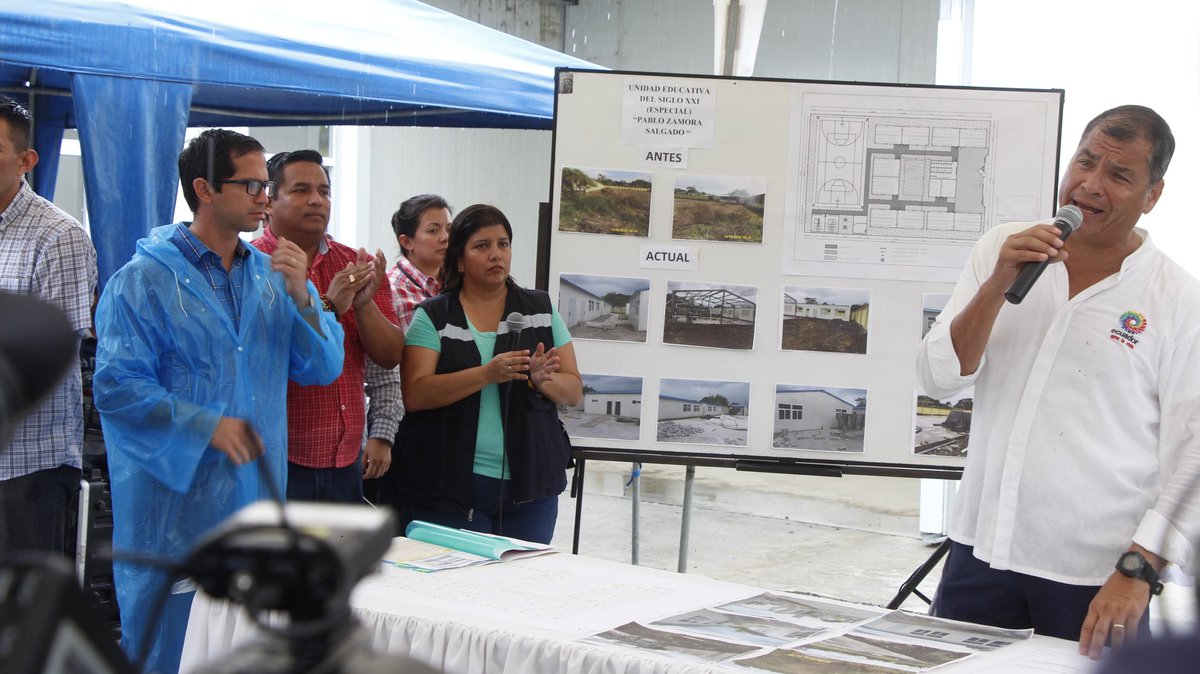 EducacionZ4_Ec's tweet photo. Presidente @MashiRafael junto a @CarlosChavezCZ4 recorrieron la construcción de la #UEsigloXXI Pablo Zamora Salgado del cantón Flavio Alfaro https://t.co/aBEMkScBcH