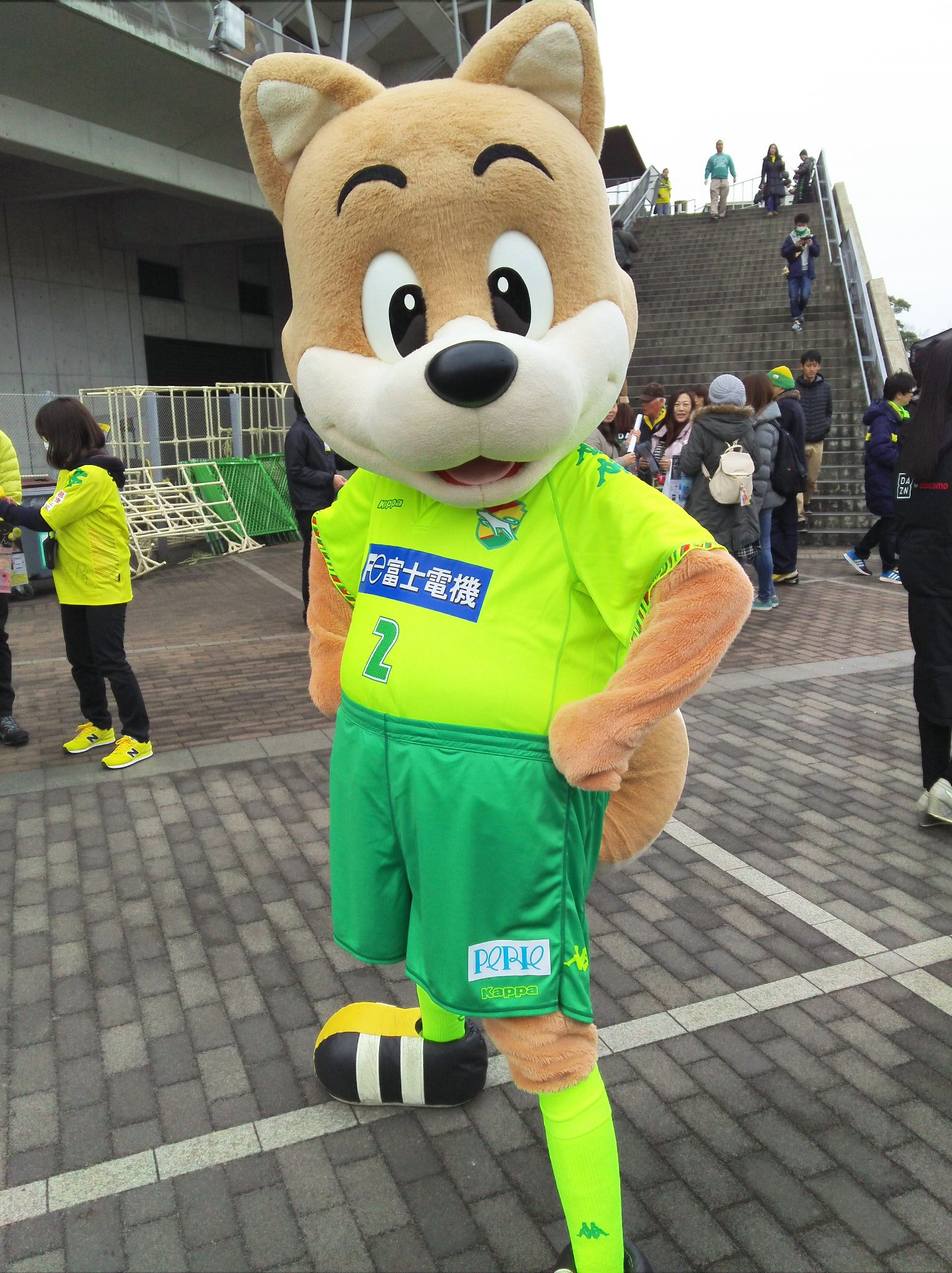 まちるるんるん Ar Twitter めっちゃかっこつけて ってお願いしてこのポーズの兄と 弟さんとみなちゃん 新ユニ 似合ってるー みなちゃんにも新ユニ作ってあげて中の人 さっき泣いてたから Jefunited ジェフ千葉 ジェフィ ユニティ みなちゃん フクアリ