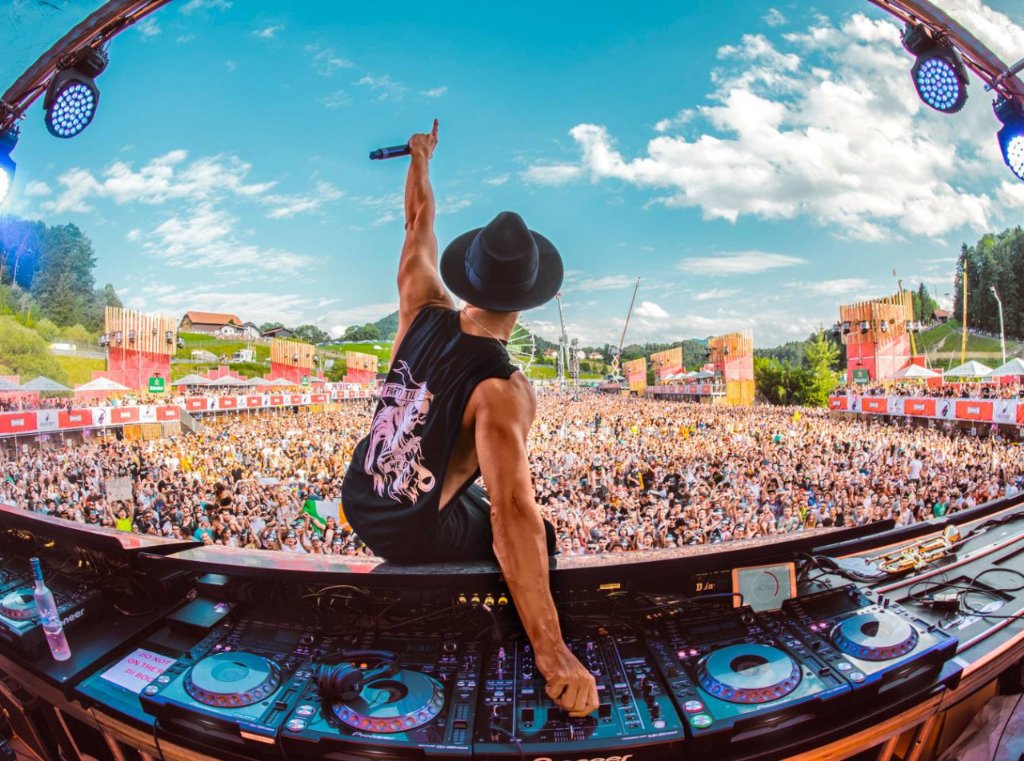 yaszmusic's tweet photo. #techno #technohouse #technostudio #recordingstudio #timmytrumpet #techhouse #techno #ravergirls #ravehouse #dance https://t.co/vMdO5bL5ew