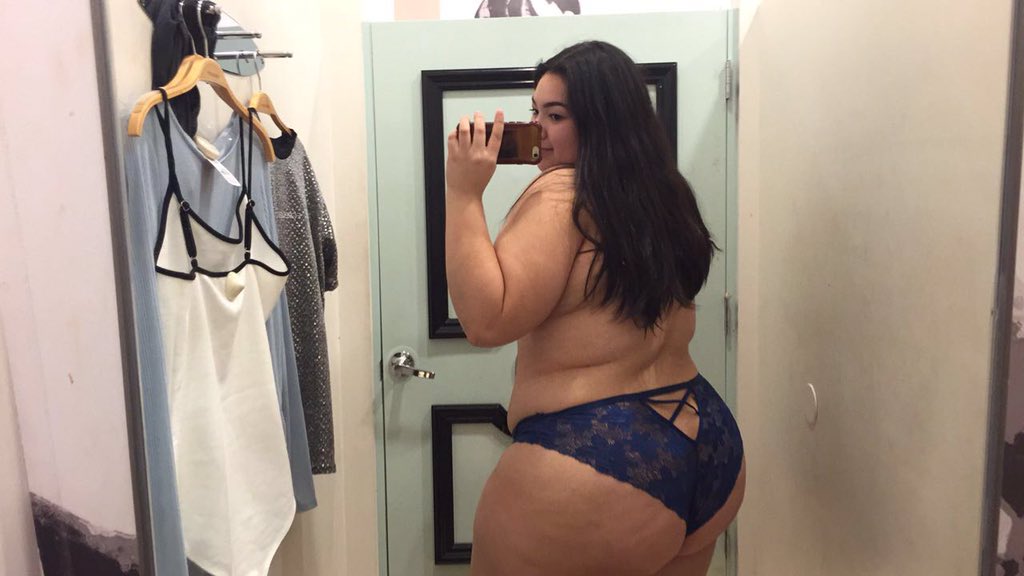Nuthinbuttcakes's tweet photo. This is what I rlly do in dressing rooms https://t.co/tByBMImi7t