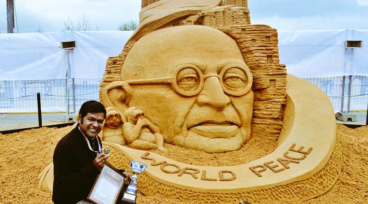 ZeeOdisha's tweet photo. #EconomicDevelopmentBoard (EDB), #Bahrain invites sand artist @sudarsansand to a sand art workshop cum training programme #Odisha https://t.co/G48N13hYyj