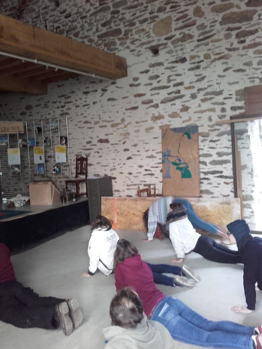 Fairtil_Etrilab's tweet photo. Début de la journée #lowtechdays avec un petit cours de yoga. @lowtechlab @wiki_fab @LabFabfr https://t.co/cEDyY6HfUC