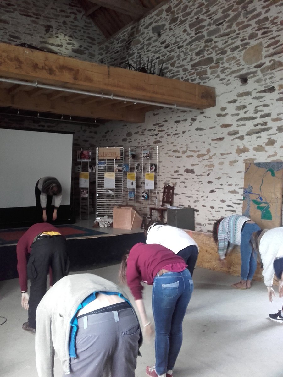 Fairtil_Etrilab's tweet photo. Début de la journée #lowtechdays avec un petit cours de yoga. @lowtechlab @wiki_fab @LabFabfr https://t.co/cEDyY6HfUC