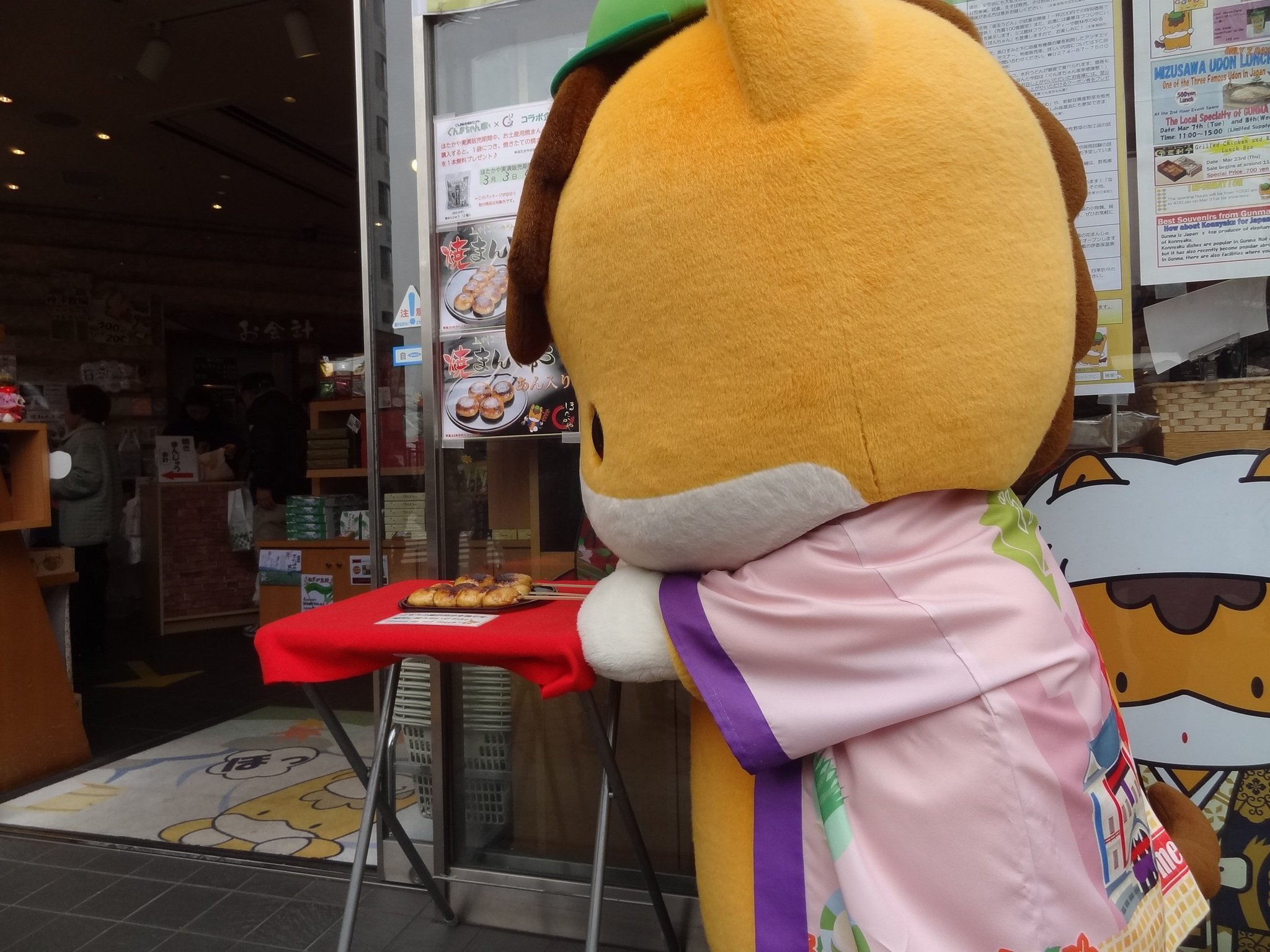 ぐんまちゃん投票応援アカウント お昼のほっこりぐんまちゃん2 ぐんまちゃん 焼きまんじゅうをガン見中 ぐんまちゃん家の焼きまんじゅうの実演販売は明日までですので是非 ぐんまちゃん投票応援アカウント お昼のほっこりぐんまちゃん2 ぐんまちゃん 焼きまんじゅうをガン見中 ぐんまちゃん家の焼きまんじゅうの実演販売は明日までですので是非